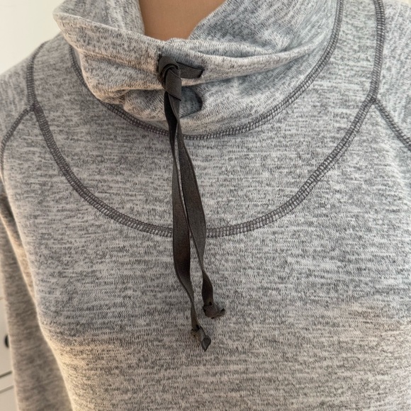 Kuhl Gray Women's Cowl Neck pullover with pockets and thumb slota size M - Picture 2 of 7